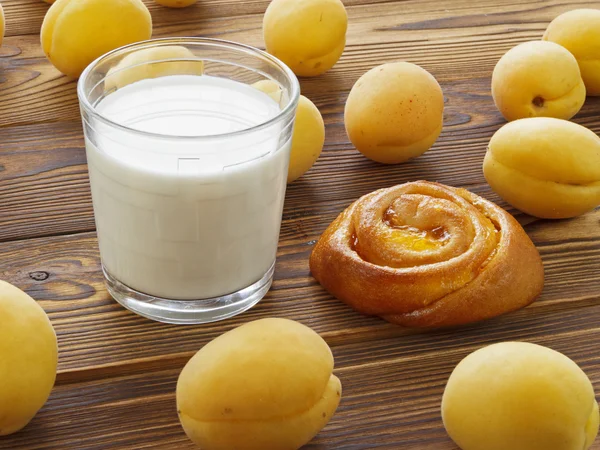 Rollo con albaricoques y leche —  Fotos de Stock