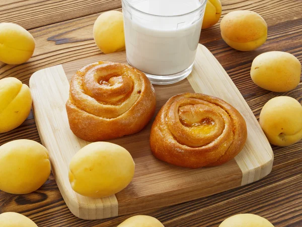 Rollo con albaricoques y leche —  Fotos de Stock