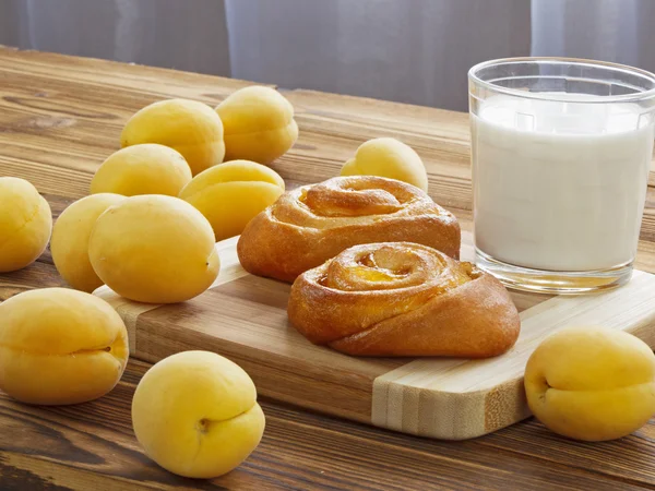 Brötchen mit Aprikosen und Milch — Stockfoto
