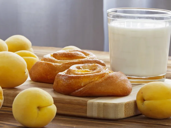 Rollen met abrikozen en melk — Stockfoto