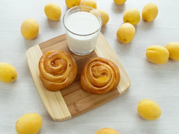 Brötchen mit Aprikosen und Milch — Stockfoto