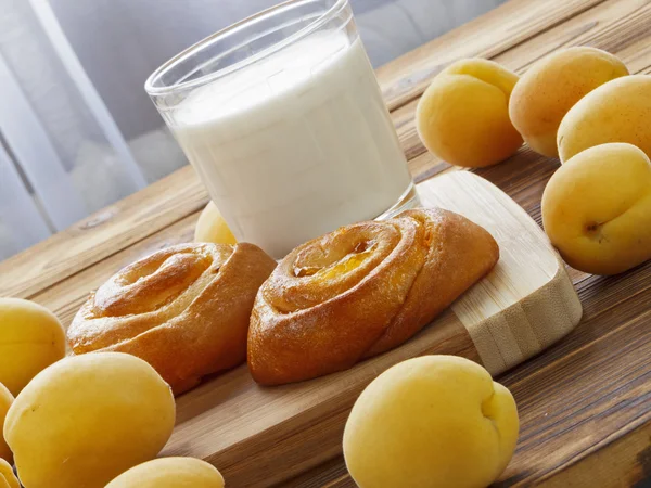 Brötchen mit Aprikosen und Milch Stockbild