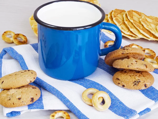 Mug of milk with cookies — Stock Photo, Image