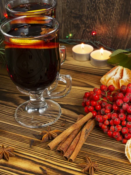 Glühwein mit Gewürzen lizenzfreie Stockfotos