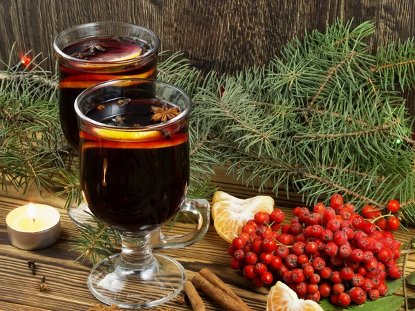 Glühwein mit Gewürzen lizenzfreie Stockfotos