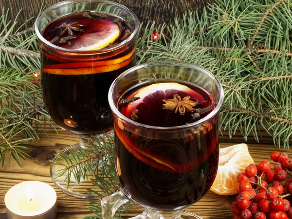 Glühwein mit Gewürzen Stockbild