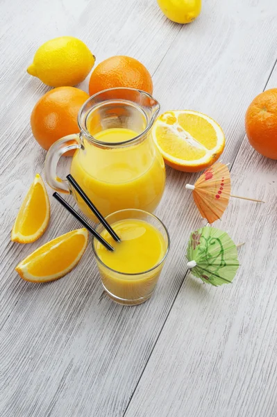 Juice och apelsiner — Stockfoto