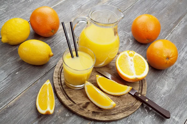 Juice och apelsiner — Stockfoto