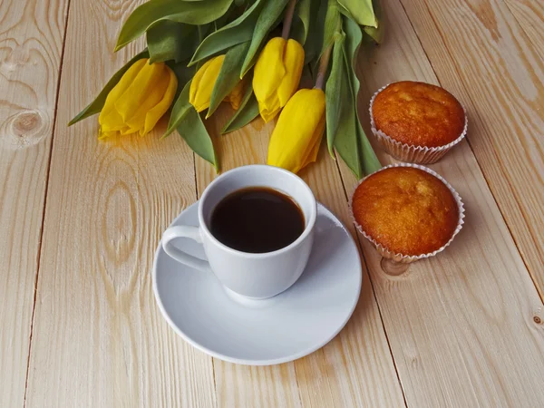 Kahve ve çörek masada — Stok fotoğraf