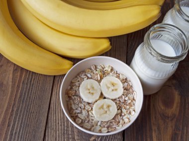 yulaf lapası muz ve yoğurt ile