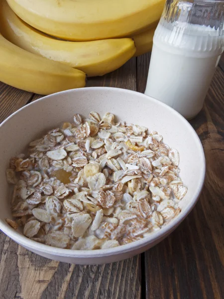 Havermoutpap met bananen en yoghurt — Stockfoto