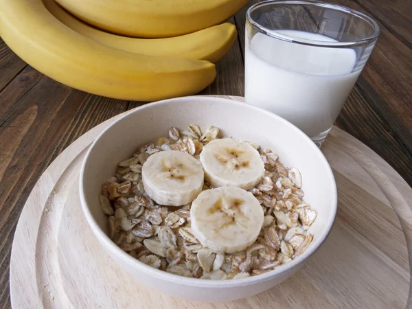 Haferbrei mit Bananen und Joghurt — Stockfoto