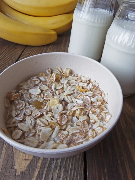 Haferbrei mit Bananen und Joghurt — Stockfoto