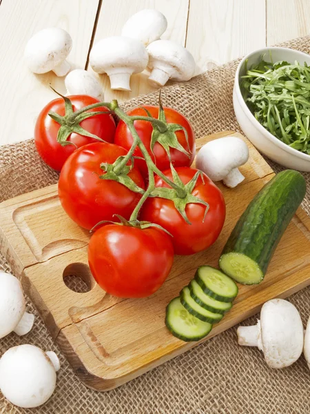 Okurky, rajčata, houby a rukolou — Stock fotografie