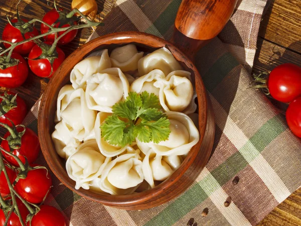 Albóndigas con carne sobre una mesa de madera — Foto de Stock