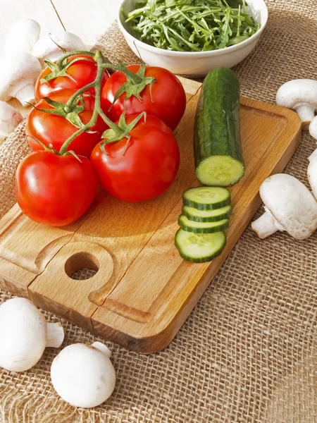 Komkommers, tomaten, champignons en rucola — Stockfoto