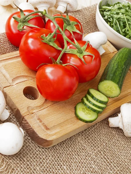 Komkommers, tomaten, champignons en rucola — Stockfoto