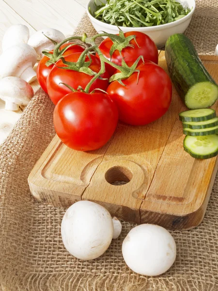 Komkommers, tomaten, champignons en rucola — Stockfoto