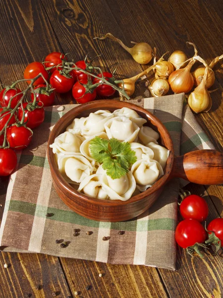 Dumplings met vlees op een houten tafel — Stockfoto