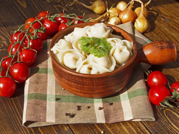 Dumplings met vlees op een houten tafel — Stockfoto