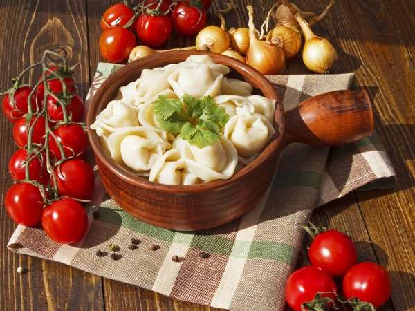 Dumplings met vlees op een houten tafel — Stockfoto