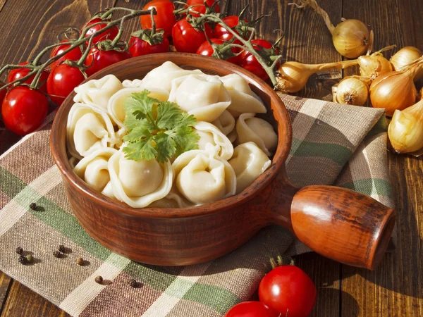 Dumplings met vlees op een houten tafel — Stockfoto