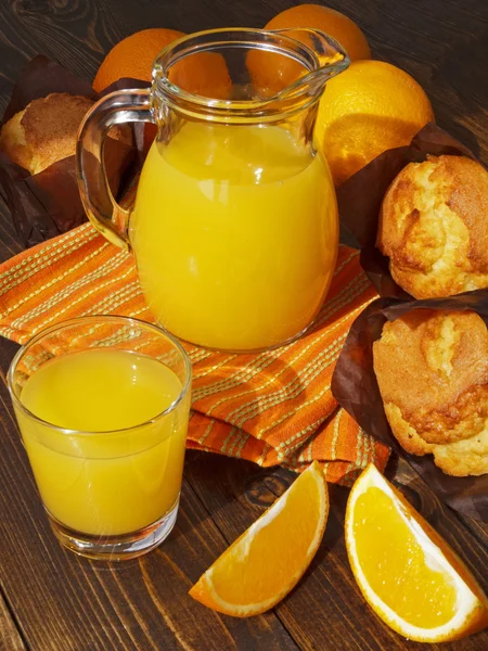 Färskpressad apelsinjuice och muffins — Stockfoto