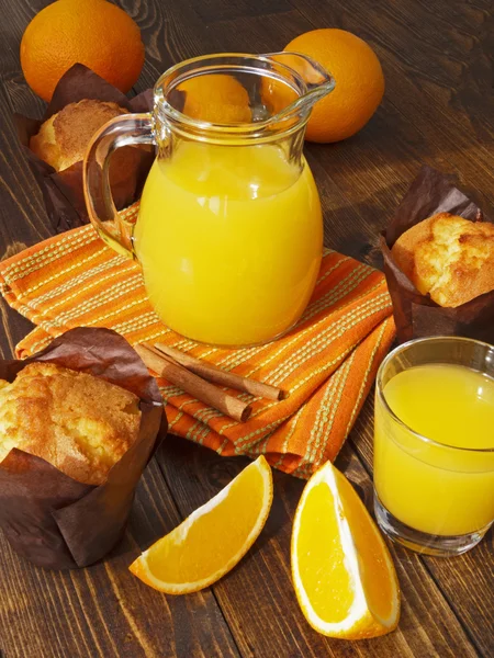 Suco de laranja fresco e muffins — Fotografia de Stock