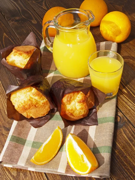 Świeży sok pomarańczowy i babeczki — Zdjęcie stockowe