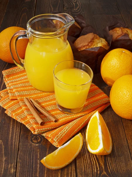 Färskpressad apelsinjuice och muffins — Stockfoto