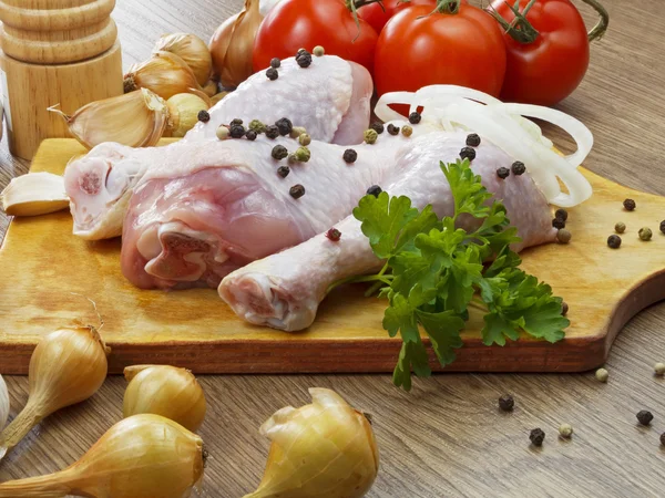Podudzie kurczaka z warzywami — Zdjęcie stockowe