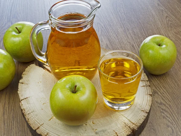 Jugo de manzana en una botella — Foto de Stock