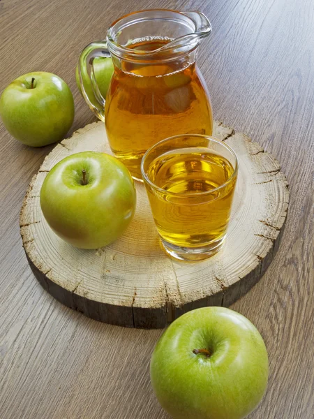 Succo di mela in una bottiglia — Foto Stock