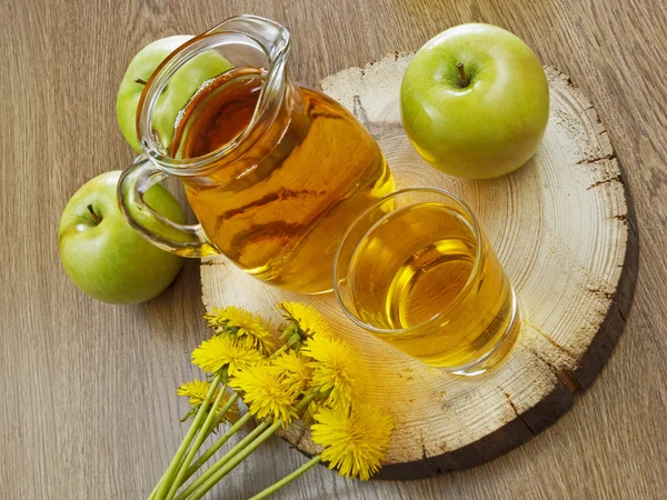 Succo di mela in una bottiglia — Foto Stock