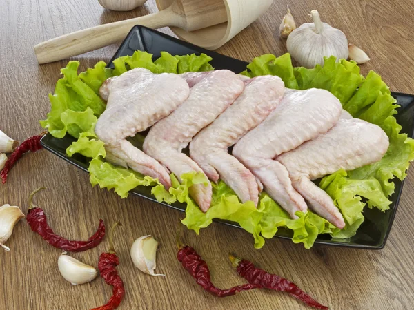 Patas de pollo fresco y especias — Foto de Stock