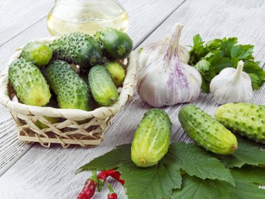 Tahta masadaki taze salatalıklar 