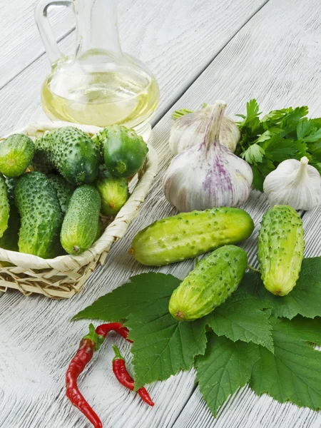 Verse komkommers op een houten tafel — Stockfoto
