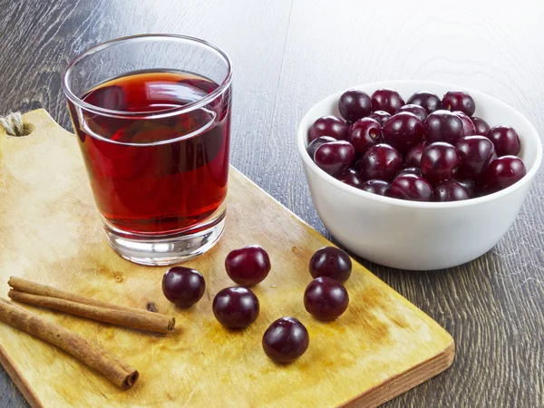 Succo di ciliegia in un bicchiere — Foto Stock