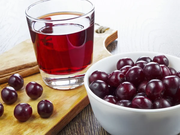 Suco de cereja em um copo — Fotografia de Stock