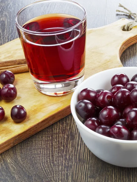 Suco de cereja em um copo — Fotografia de Stock