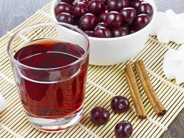 Suco de cereja em um copo — Fotografia de Stock