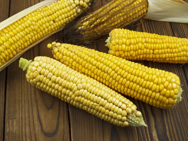 Зрізати кукурудзу на столі — стокове фото