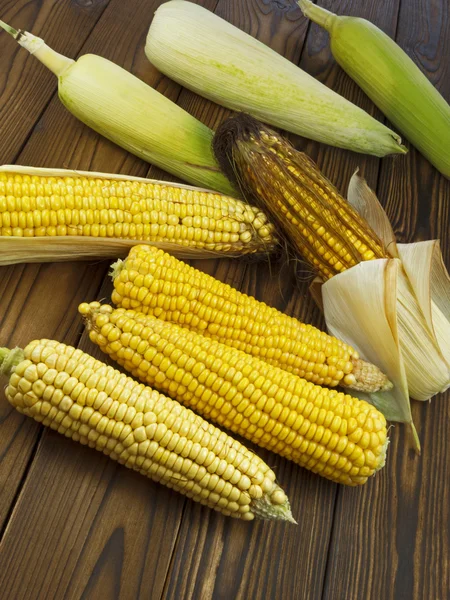 Зрізати кукурудзу на столі — стокове фото