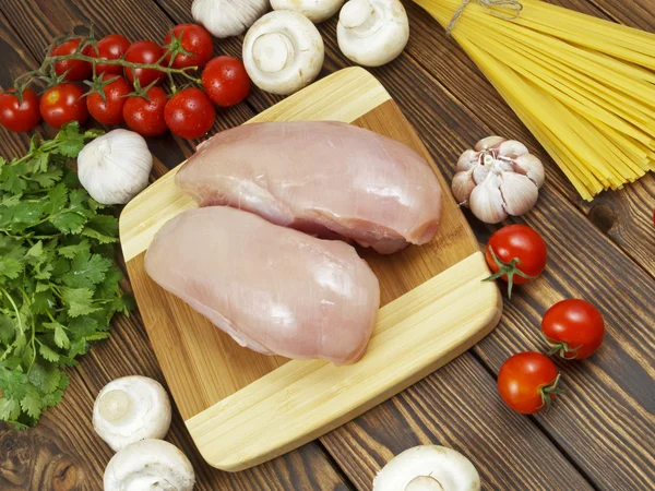 Pechuga de pollo con verduras y espaguetis —  Fotos de Stock