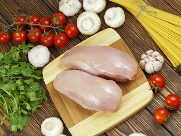 Peito de frango com legumes e espaguete — Fotografia de Stock