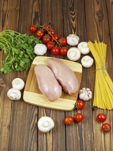 Kuřecí prsíčka se zeleninou a špagety — Stock fotografie