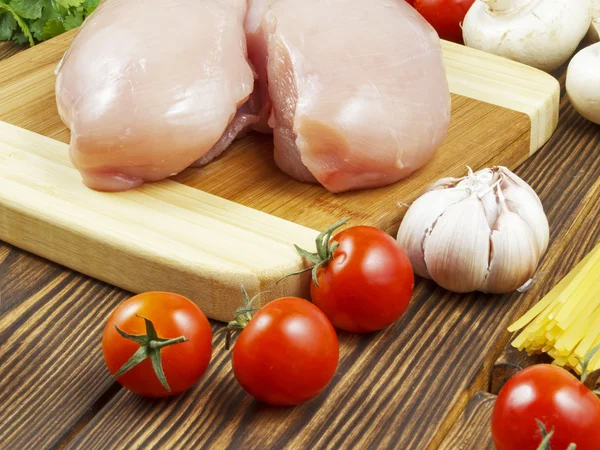 Petto di pollo con verdure e spaghetti — Foto Stock