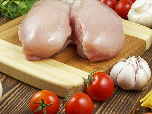 Peito de frango com legumes e espaguete — Fotografia de Stock