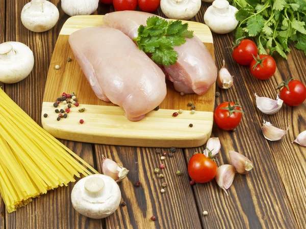 Chicken breast with vegetables and spaghetti — Stock Photo, Image