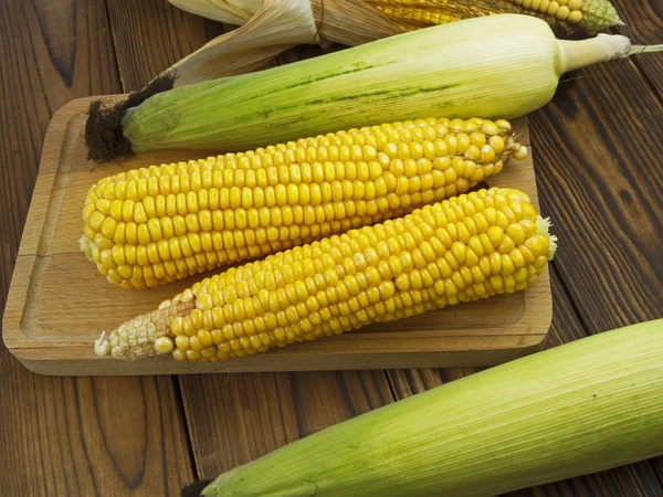 Svěží šťavnaté kukuřice — Stock fotografie
